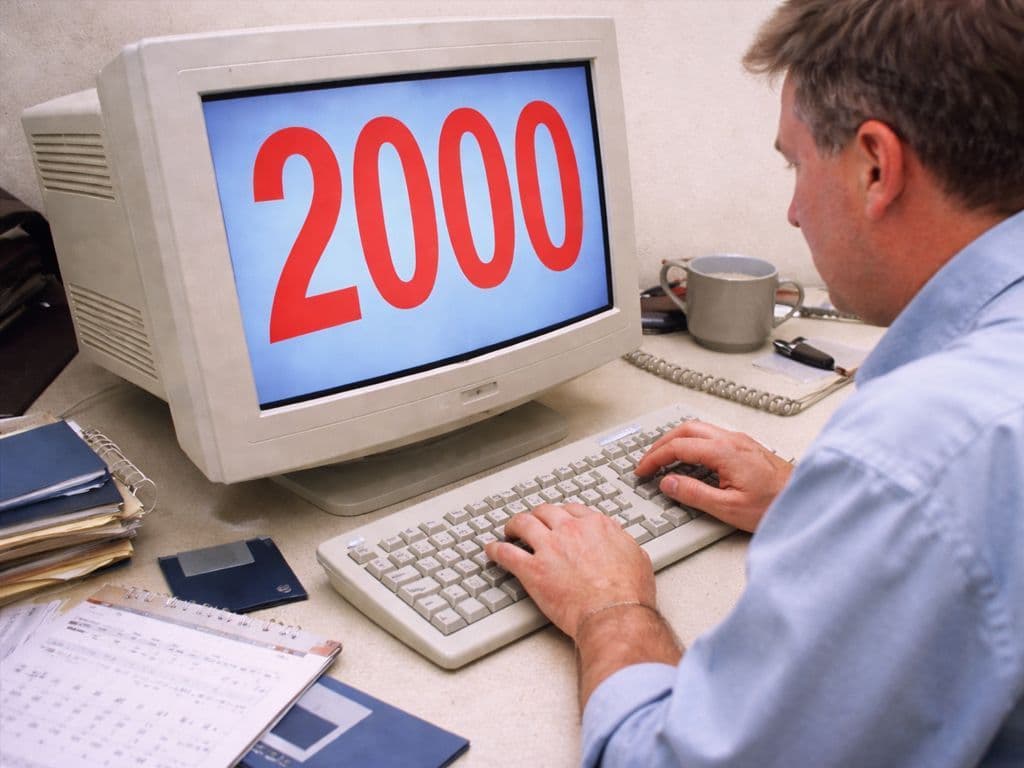 De millenniumbug was een probleem dat in 20e-eeuwse computersystemen ontstond doordat bij het opslaan van de datum alleen de laatste twee cijfers van het jaar werden gebruikt. Zo werd 29 december 1977 bijvoorbeeld opgeslagen als 29-12-77. Hoe werd deze bug afgekort?