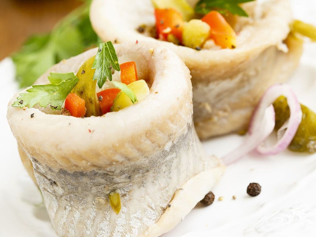 Wat is de naam voor borrelhapjes uit de Russische keuken voor bij de wodka, voordat men aan tafel gaat? Het bestaat veelal uit gerookt of gezouten vlees, gemarineerde of gerookte haring of andere vis, ingelegde groenten zoals augurk en komkommer, knoflook, rauwkostsalade van geraspte wortel of kool, en rode of zwarte kaviaar.
