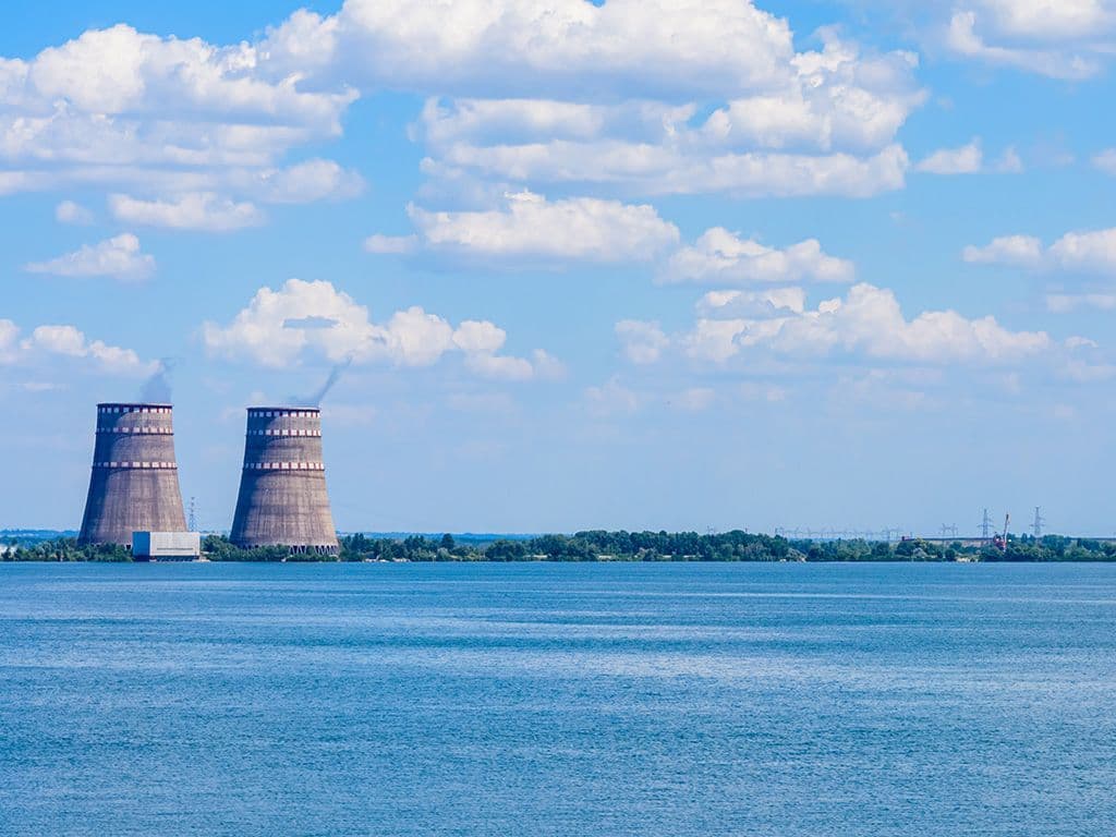 We zoeken de naam van de kerncentrale die ligt bij de stad Enerhodar op ongeveer vijftig kilometer van Zaporizja direct aan de rivier de Dnjepr en is Europa's grootste kerncentrale. De kwam vaak in het nieuws in 2022 door de aanwezigheid van de Russische troepen.