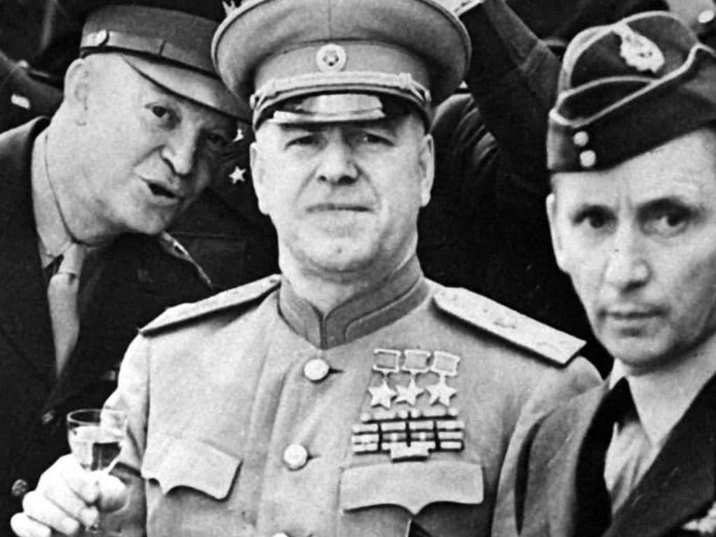 Als er één Sovjet-Russische generaal uit de Tweede Wereldoorlog is die u moet kennen,
dan is het deze wel. Zijn Operatie Uranus, waarbij hij het Duitse Zesde Leger
omsingelde en uithongerde, zodat deze zich uiteindelijk moesten gewonnen geven, bracht
hem veel roem. Dat zijn Operatie Mars, de aanval op het middenfront, uitmondde in één
van de grootste militaire nederlagen van de oorlog, werd - naar goede sovjet-traditie -
onder de mat geveegd en doodgezwegen. Dat hij een einde maakte aan de belegering van
Leningrad, was dan weer wél een pluim op zijn hoed. Naam van deze Russische
generaal?