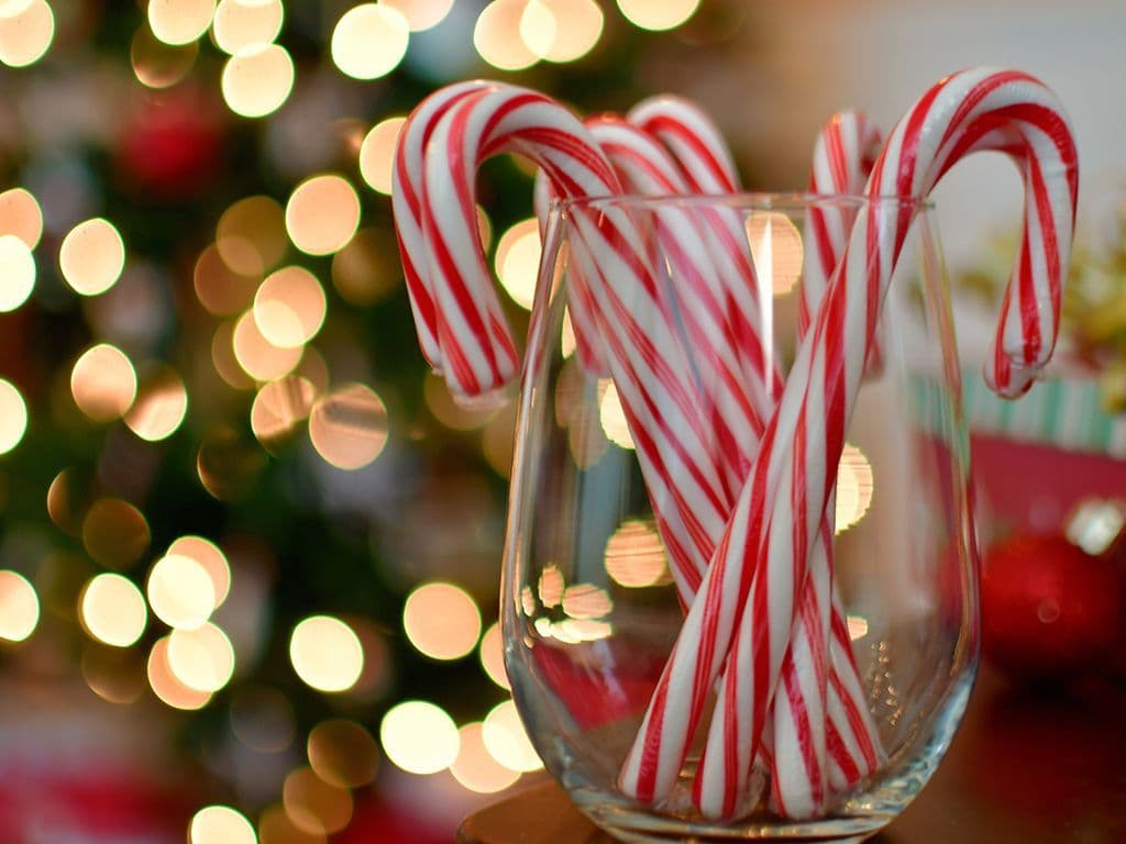 Dit soort snoepgoed komt vooral voor tijdens de kerstperiode en op kermissen. Het bestaat traditioneel uit een wit staafje met een roze buitenkant — een kleur die zelfs een eigen naam heeft gekregen. Er bestaan talloze varianten, zoals kaneel-, pepermunt-, regenboog- en fruitstokken, en in de Verenigde Staten worden ze met Kerstmis vaak als decoratie in huis opgehangen. Hoe heet dit klassieke snoepstaafje?