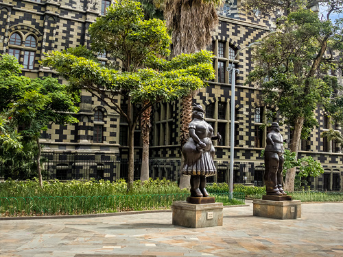 De op één na grootste stad van Colombia: een geschiedenis van kunst en geweld
