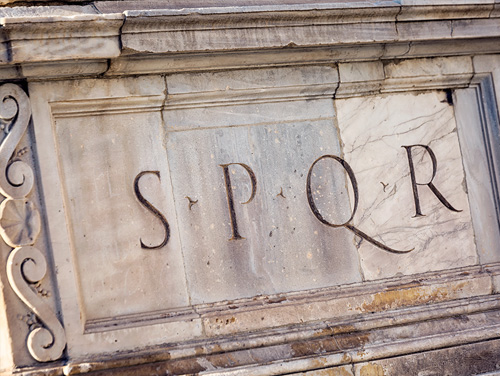 De betekenis van de historische afkorting SPQR in Rome