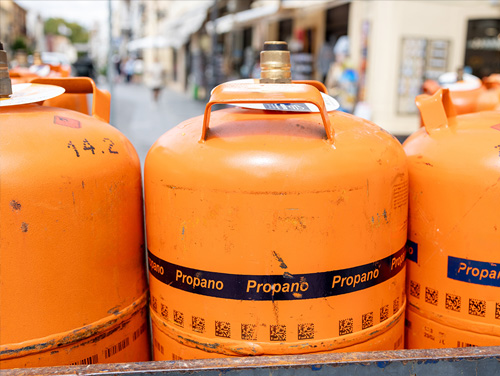 Gas voor koken in groene en grijze flessen: geschikt voor milde temperaturen