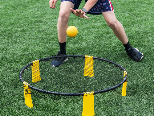 Ontdek de dynamische teamsport met trampoline en bal